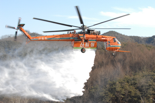 산림청은 내년 봄철 산불을 대비해 대형헬기 5대, 중형헬기 2대 등을 임차방식으로 도입한다.  산림청 제공